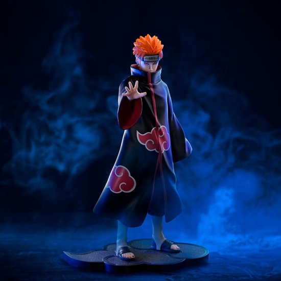 Figuur van Pain met oranje haar, paarse ogen, zilveren haarband, zwarte akatsuki-mantel met rode voering en wolkenmotief, op een donkere achtergrond.