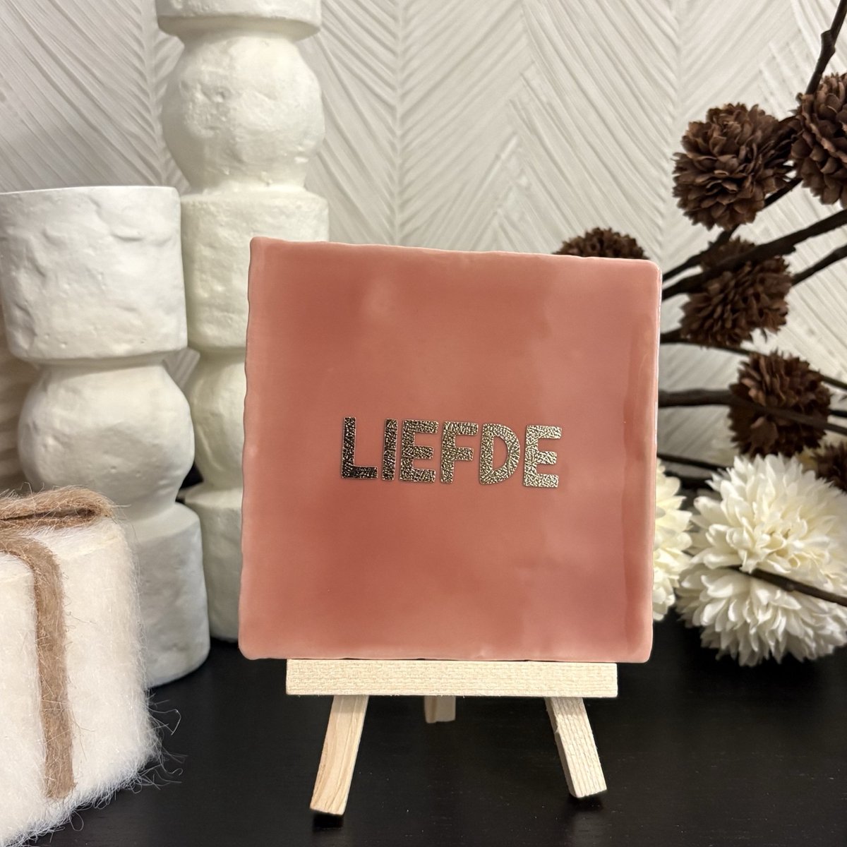 Hartjespost | Tegeltje Liefde zalmroze, goud | schoencadeautjes sinterklaas | tegeltjes met tekst | spreuktegel | tegeltjeswijsheden | Christmas | Xmas | kerstmis | decoratie kerst | liefde | love | 10x10