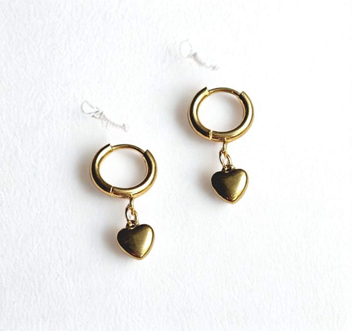 Dainty hartjes oorbellen - Stainless Steel - Kleine oorringen met hartje hanger - goudkleurig -