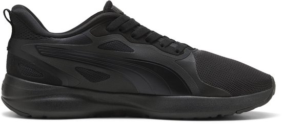 Zwarte PUMA sneaker met PUMA logo op de zijkant en vetersluiting.