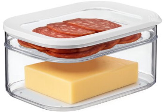 Transparante Mepal bewaardoos met witte deksel, gevuld met plakjes salami bovenop een stuk kaas.