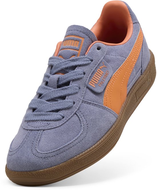 Lichtblauwe suède Puma Palermo sneaker met oranje Puma-streep, gummi zool en Puma logo op de hiel.