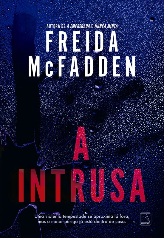 Boekcover met de titel 'A Intrusa' door Freida McFadden. Een gebroken glas op een donkere achtergrond met waterdruppels.