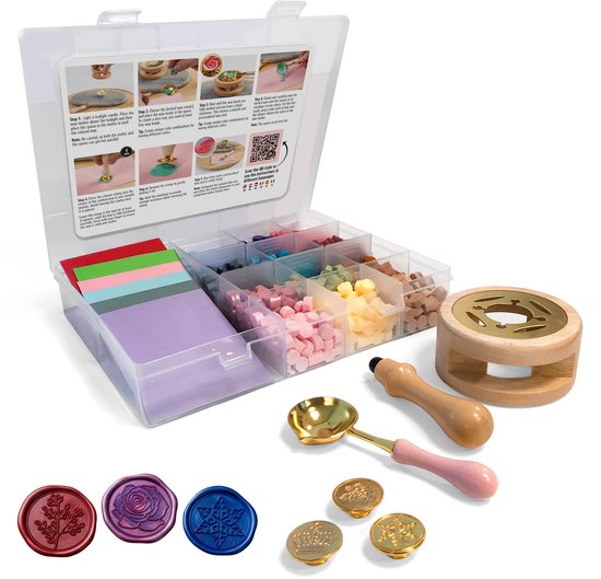 Wax sealkit met 12 kleuren wax beads, 3 stempels met gouden afdrukken (bloemen en kroon), waxlepel en brander met houten voet. Inclusief roze, paarse en rode seals.