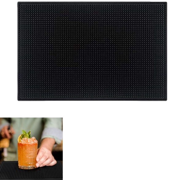 Zwarte rubberen afdruipmat met nopjesprofiel. Een glas met drank en garnering wordt vastgehouden.