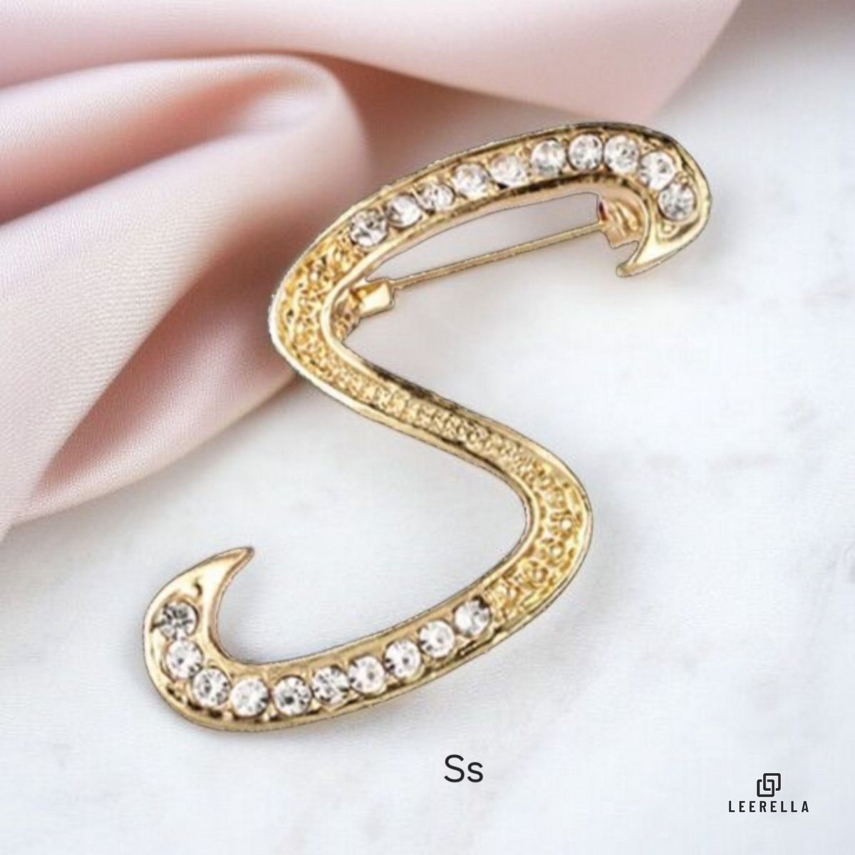 Luxe Strass | S | Letter Broche Goudkleurig met Zirconia Steentjes – Unisex Cursieve Initialen Pin Diverse Maten Voor Heren & Dames