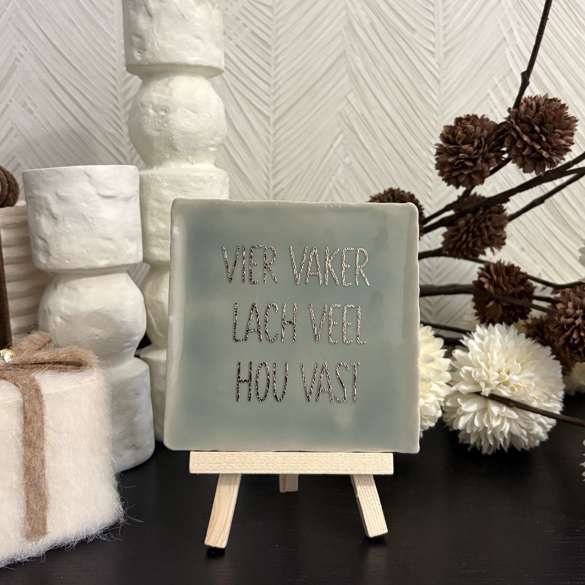 Hartjespost | Tegeltje Vier vaker lach veel hou vast, groen-goud | schoencadeautjes sinterklaas | tegeltjes met tekst | spreuktegel | tegeltjeswijsheden | cadeau | Christmas | Xmas | kerstmis | decoratie kerst | 10x10