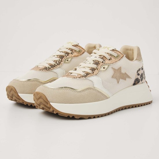 Gebroken witte sneakers met zandkleurige suède details, gouden pailletten, ster en panterprint.