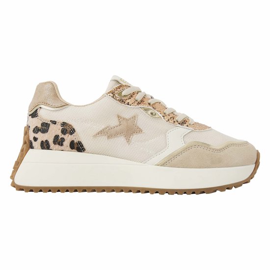 Gebroken witte sneaker met zandkleurige suède, panterprint, ster en golvende zool.