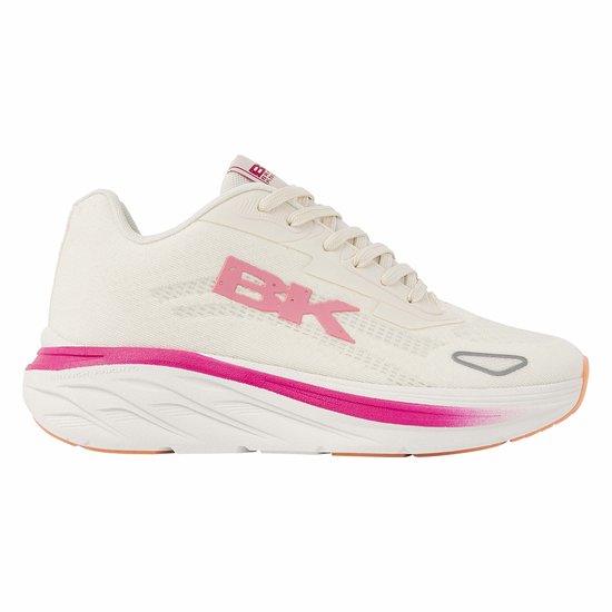 Crème-kleurige lage sneaker met roze BK-logo, roze accenten en oranje zoolrand.