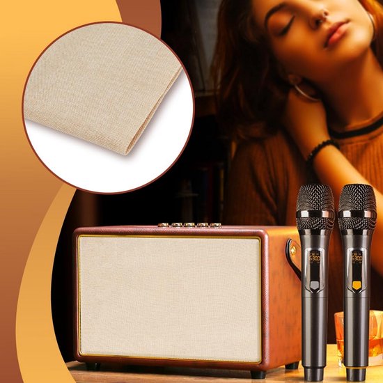 Beige linnen stof bedekt een speaker met een vrouw op de achtergrond.