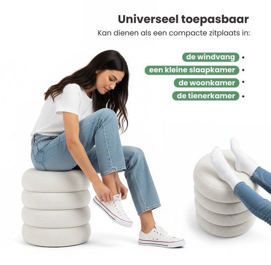 Vrouw knoopt schoenen bij stapel witte poefs. Tekst: 'Universeel toepasbaar'.