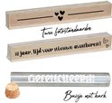 Set van twee houten fotostandaards en een glazen buisje met kurk. Eén standaard heeft hartjes, de andere de tekst "18 jaar, tijd voor nieuwe avonturen!".
