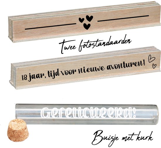 Set van twee houten fotostandaards en een glazen buisje met kurk. Eén standaard heeft hartjes, de andere de tekst "18 jaar, tijd voor nieuwe avonturen!".