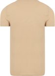 De achterkant van een effen beige v-hals t-shirt.