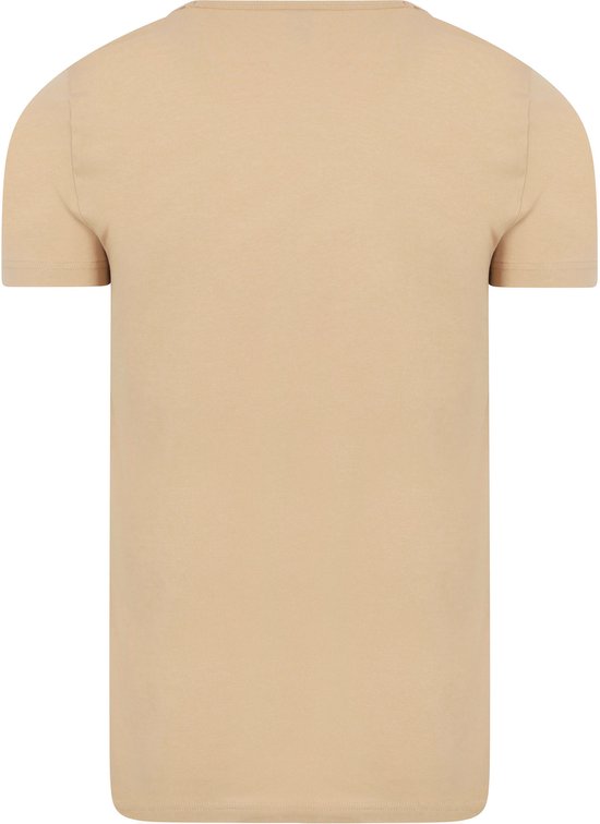 De achterkant van een effen beige v-hals t-shirt.