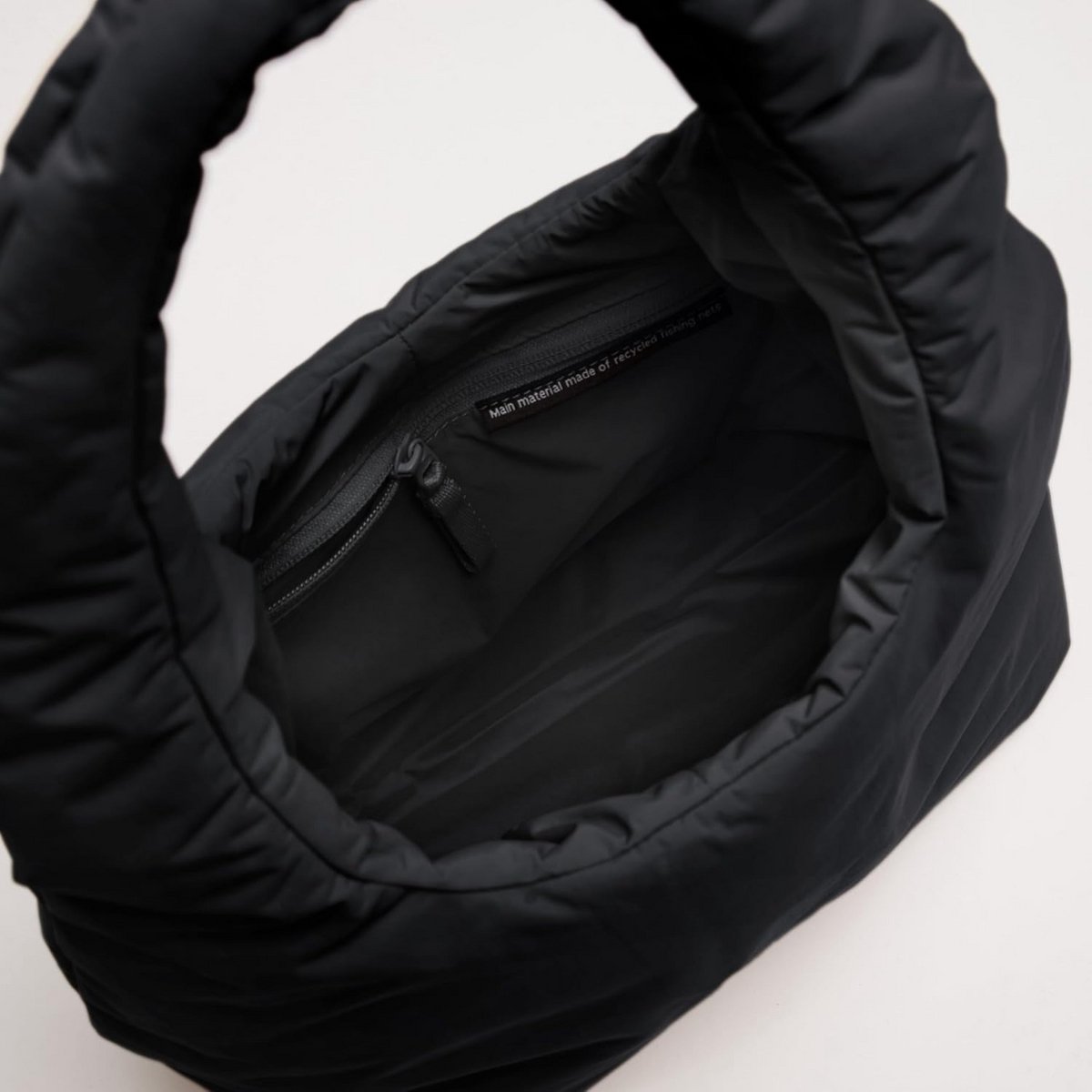 Grote Schoudertas van Gerecycled Puffer Nylon met Magneetsluiting