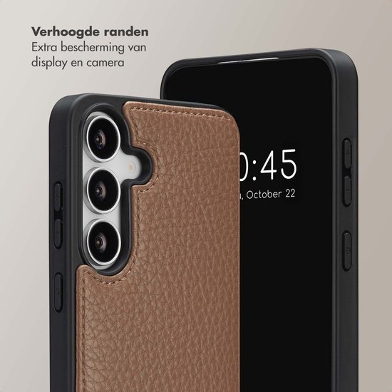 Gros plan d'un étui de téléphone marron texturé et d'un téléphone affichant 10:45.