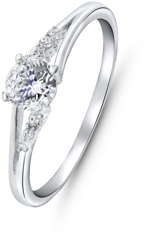 Zilverkleurige ring met een centrale zirkonia en kleinere steentjes op de band.