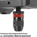 Precisie snelspanboorhouder met rode ring op een boormachine.