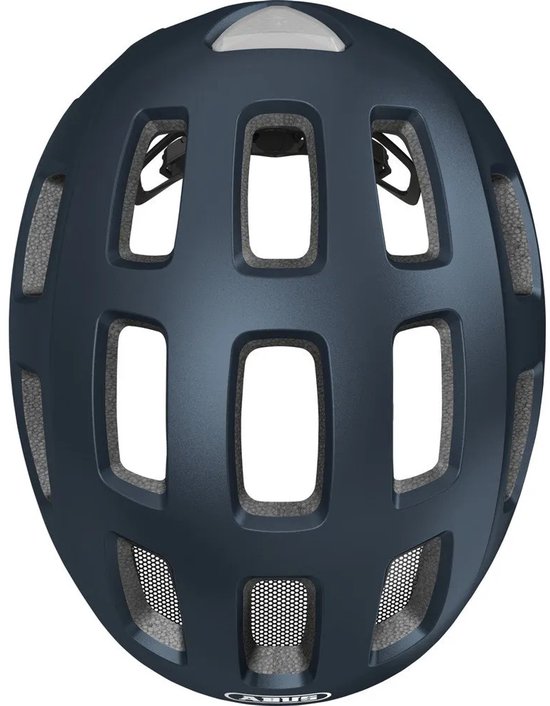 Bovenkant van een donkerblauwe fietshelm met veel ventilatiegaten.