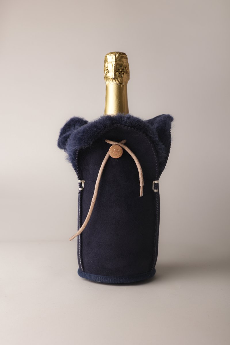 Kywie ® champagnekoeler van schapenvacht – wijnkoeler - 100% natuurlijk – 0,75l – temperatuurbehoudend - geschikt voor champagne, wijn, bourgogne, waterflessen - Marineblauw suède