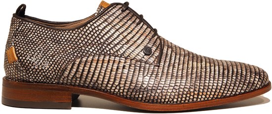 Bruine nette schoen met slangenprint en vetersluiting.