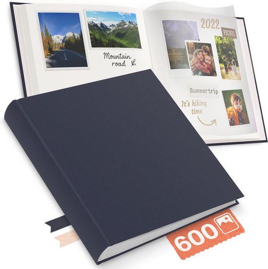 Een open donkerblauw fotoalbum toont foto's van bergwegen, gezinnen en de tekst 'Summer trip', met een gesloten album ervoor.