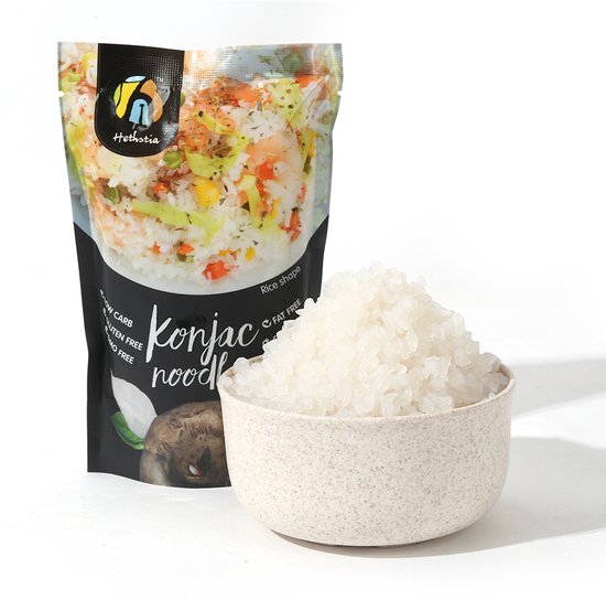Een kom konjac rijst naast een verpakking 'konjac noodles' met een afbeelding van de bereide rijst.