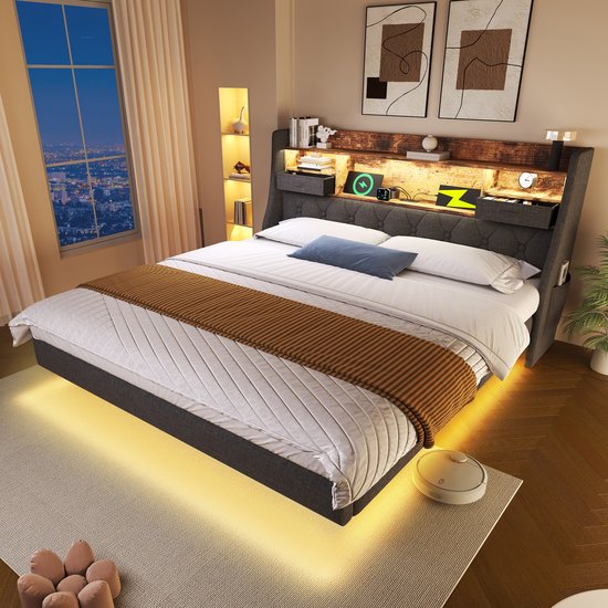 Een grijs gestoffeerd bed met houten hoofdbord, LED-verlichting en opbergruimte, in een slaapkamer met nachtzicht.