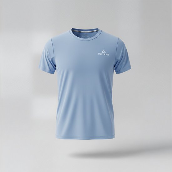 Lichtblauw Delta Fit sportshirt zwevend in de lucht, met wit logo op de borst.