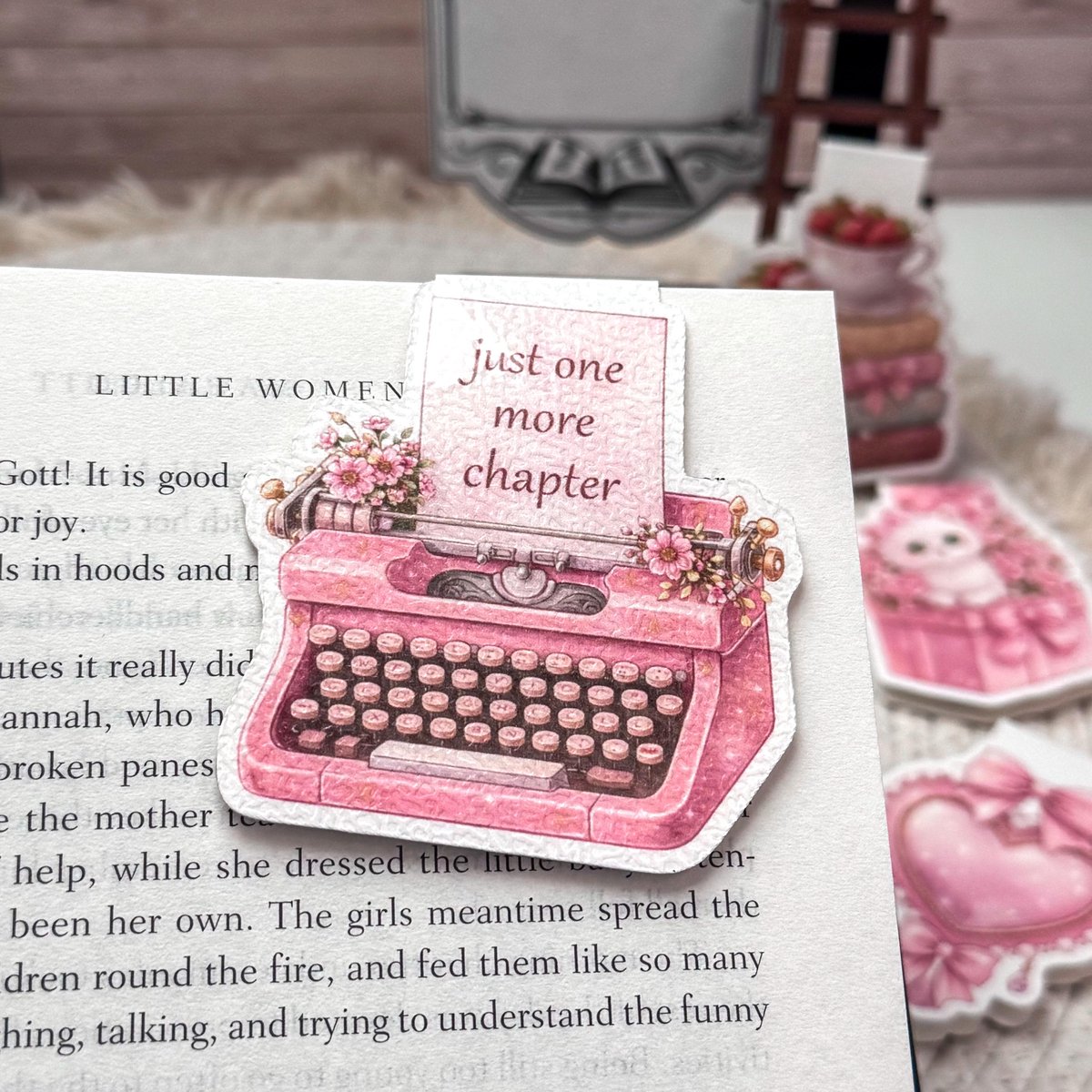 Nook & Note – Magnetische Boekenlegger – Roze Typemachine ‘Just One More Chapter’ – Coquette Bookish Design