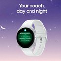 Witte smartwatch met groen scherm waarop 'Bedtime guidance' staat.