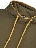 Sluiting van donkergroene hoodie met gele accenten en merklabel.