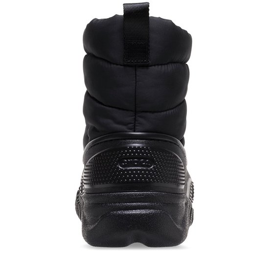 Zwarte Crocs laars, gewatteerde schacht met lus aan de achterkant, stevige zwarte zool met Crocs logo.