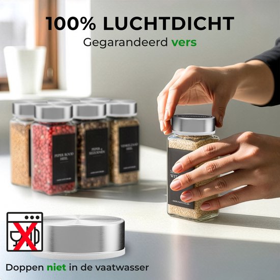 Vrouwenhanden draaien deksel van kruidenpotje met sesamzaad. Op achtergrond 5 potjes met kruiden. Afbeelding toont '100% luchtdicht'.