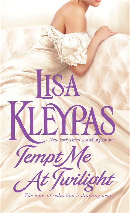 Titel: Tempt Me At Twilight. Een vrouw in een witte satijnen jurk leunt op een crèmekleurige bank. Titel van Lisa Kleypas.