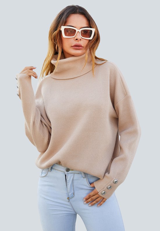 Pull avec détail bouton sur la manche et col haut en beige