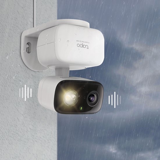Witte Tapo beveiligingscamera aan muur, met regen en geluidsindicatie. Zwart camerahuis met spotlight.