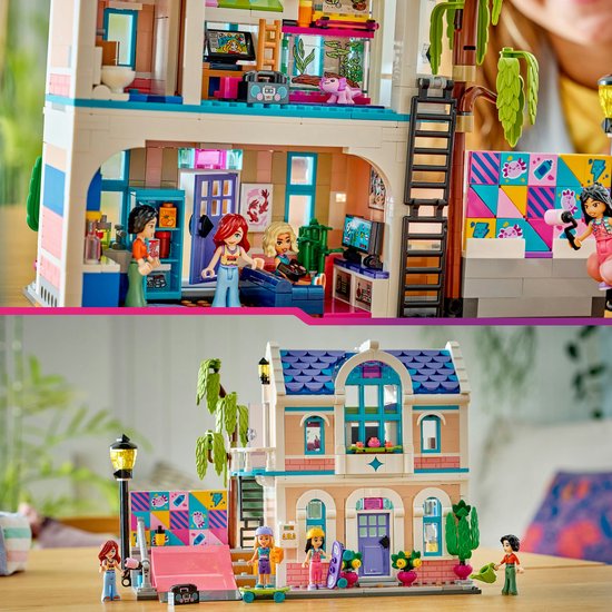 LEGO Friends Liann's Familiehuis met interieur en exterieur, roze huis en vier poppetjes.