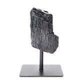 Zwarte ruwe toermalijn met verticale lijnen, op een donkere metalen standaard.