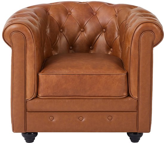 Bruine leren Chesterfield fauteuil met knopen, vierkante basis en zwarte pootjes.