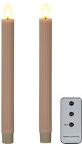 Twee taupe LED-kaarsen met ribbelpatroon, gouden voet en afstandsbediening.