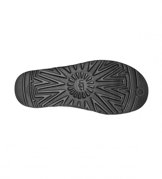 Zwarte UGG laars zool met UGG logo en een uitgesproken profiel.