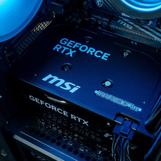 Gedetailleerde foto van een 'GEFORCE RTX' grafische kaart ('MSI') met blauwe letters en logo's, aangesloten op de voeding.
