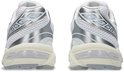 Achterkant van witte ASICS GEL-1130 sportschoenen met zilveren en lichtblauwe details.