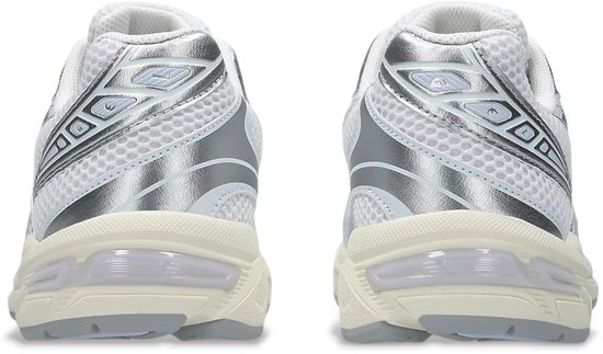 Achterkant van witte ASICS GEL-1130 sportschoenen met zilveren en lichtblauwe details.