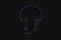 Zwarte Razer BlackShark V3 Pro gaming headset met blauwe stiksels op de hoofdband, op zwarte achtergrond.