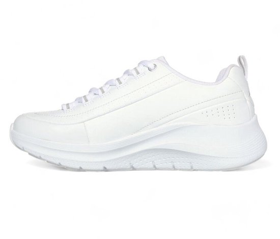 Zijaanzicht van een witte Skechers damessneaker met dikke witte zool en vetersluiting.