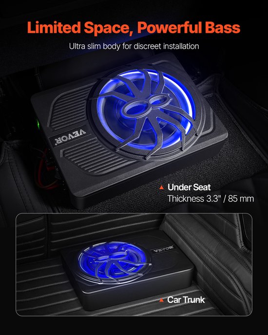 Slanke VEVOR subwoofer met blauwe verlichting, geplaatst onder een autostoel en in de kofferbak.